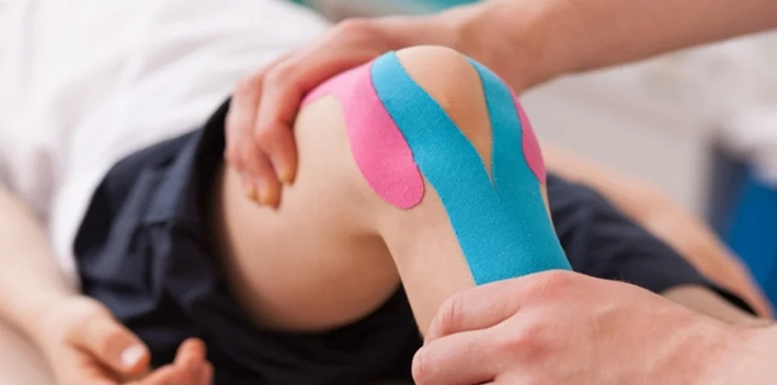 Photo de bandages k-tape adhésifs thérapeutiques