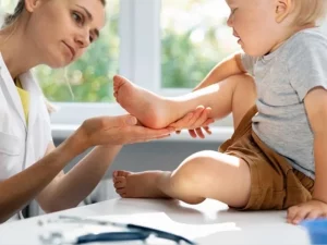 Praticien examinant le pied d'un enfant